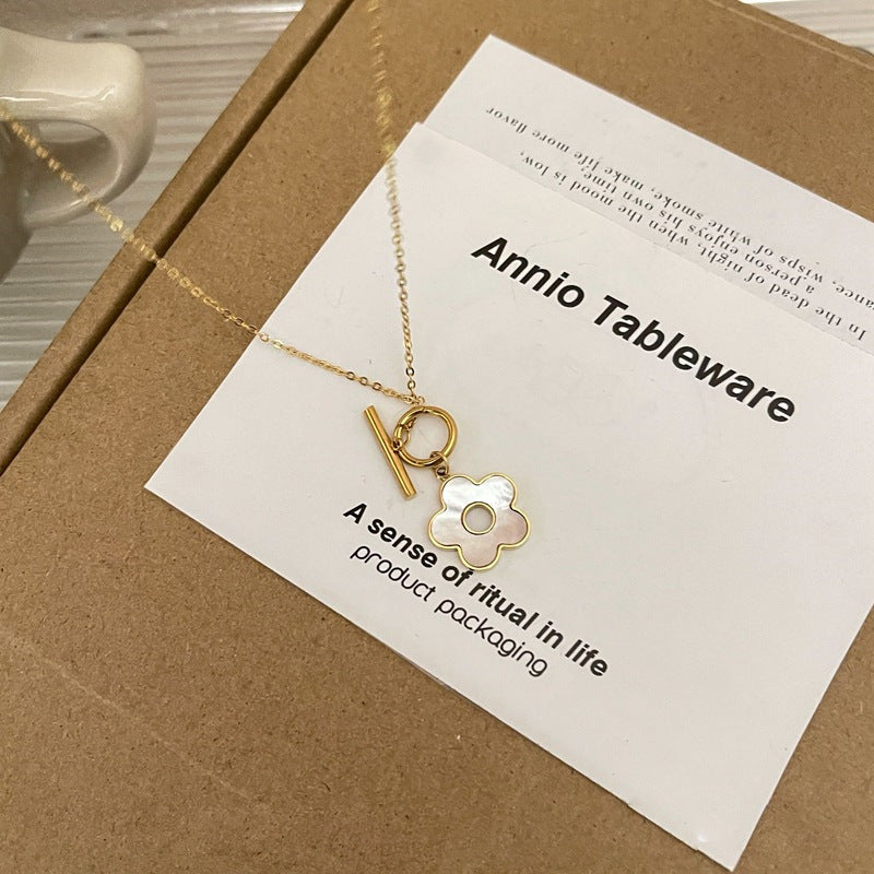 Retro Shell Flower Pendant