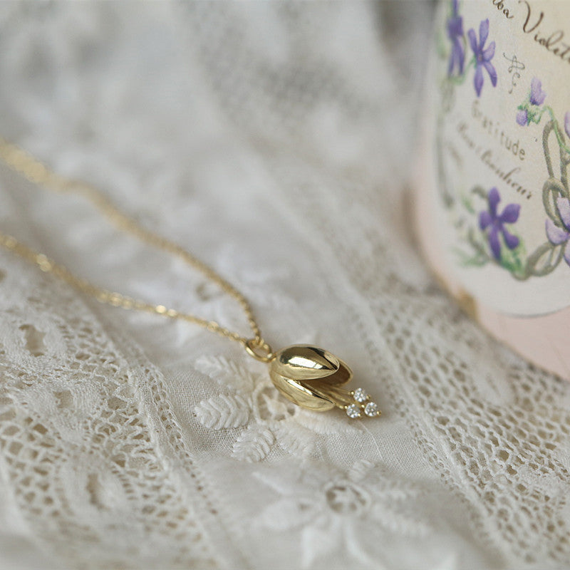 Delicate Flower Pendant Necklace